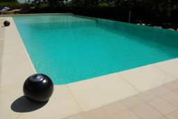 piscina privata con allestimento giochi dacqua